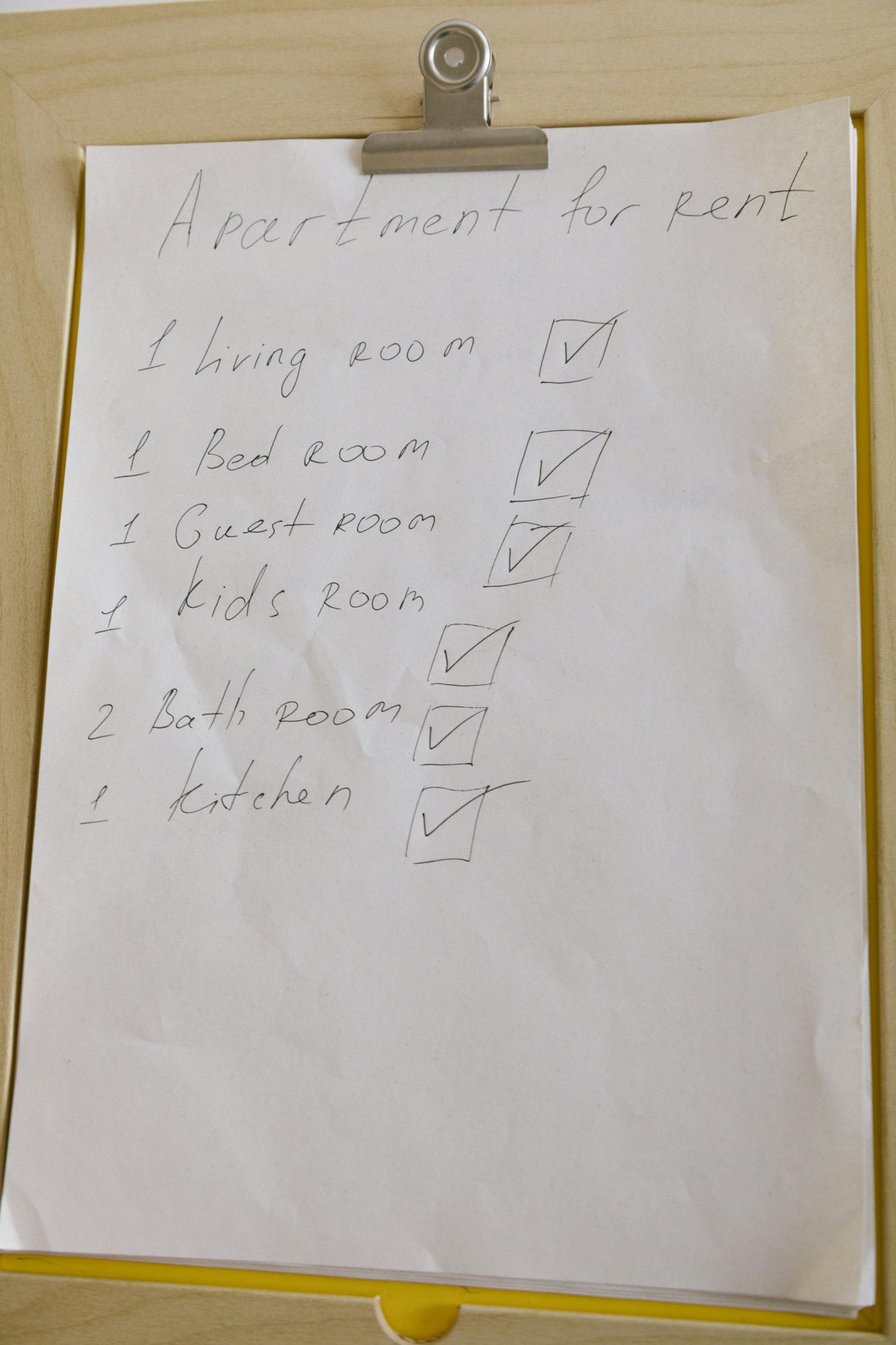 Simple rental checklist featuring rooms and amenities in an apartment.